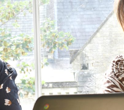 2 women looking at a laptop